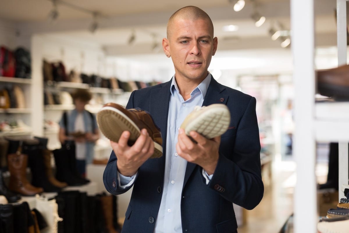Hombre con mocasines de piel marrones Imagen