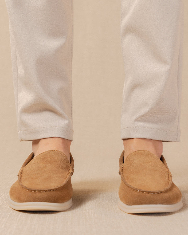 Mocasines de hombre de ante camel llevados con pantalón crema Imagen