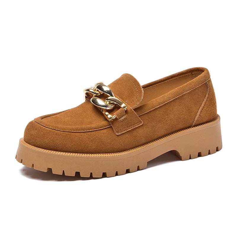 Mocasines de ante con hebilla dorada y suela gruesa