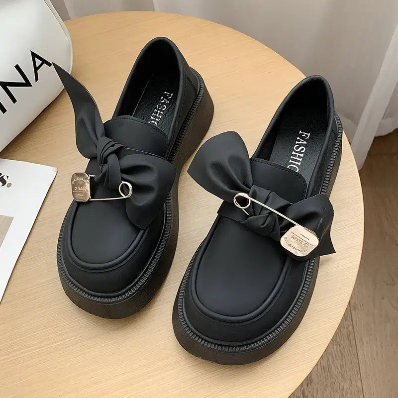Mocasines de suela gruesa con lazo y alfiler