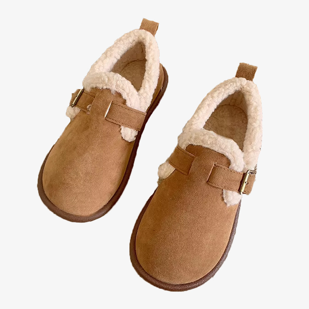 Par de mocasines tipo zueco cerrados con forro en color camel sobre fondo blanco