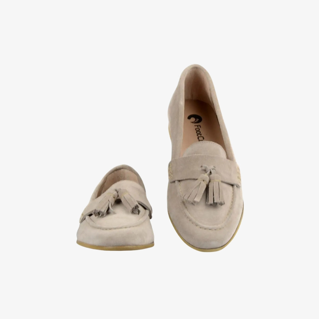 Mocasines de ante beige para mujer, adornados con borlas decorativas en la parte superior para un estilo refinado y atemporal. Estos zapatos de tacón plano ofrecen una comodidad óptima y un aire elegante, perfectos para el uso diario u ocasiones informales.