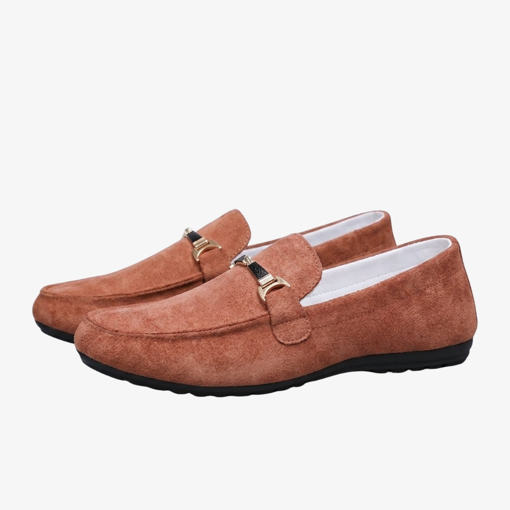 Mocasines para hombre efecto ante color coñac, sobre fondo gris
