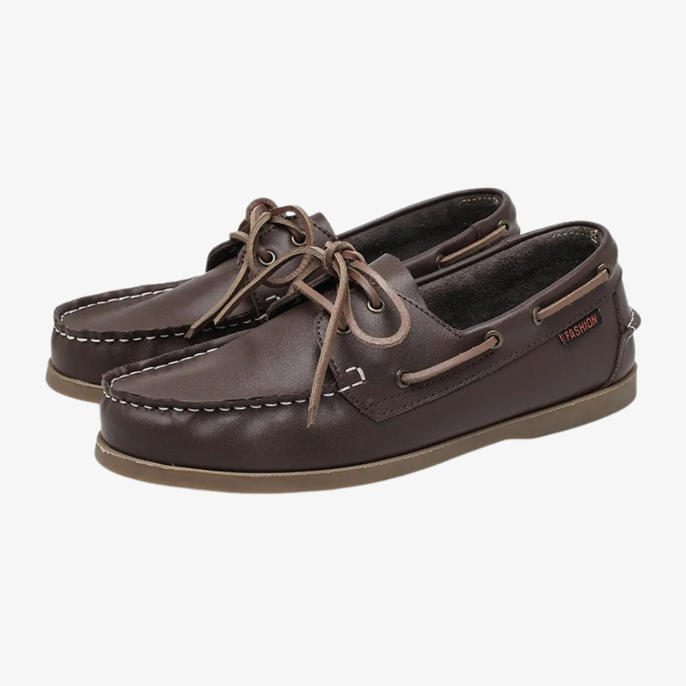 Mocasín náutico de piel marrón para hombre, sobre fondo gris