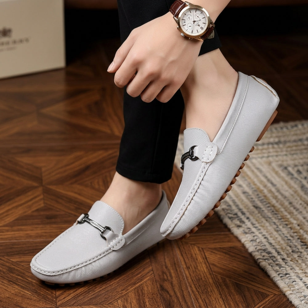 Mocasines de piel texturizada para hombre con hebilla plateada
