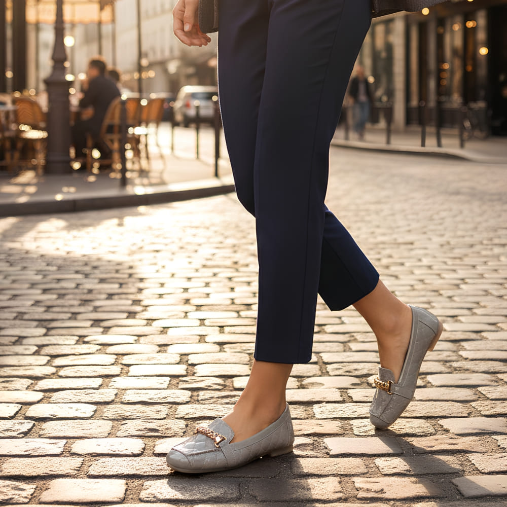 Mocasines de piel sintética barnizada para mujer con cadena dorada decorativa