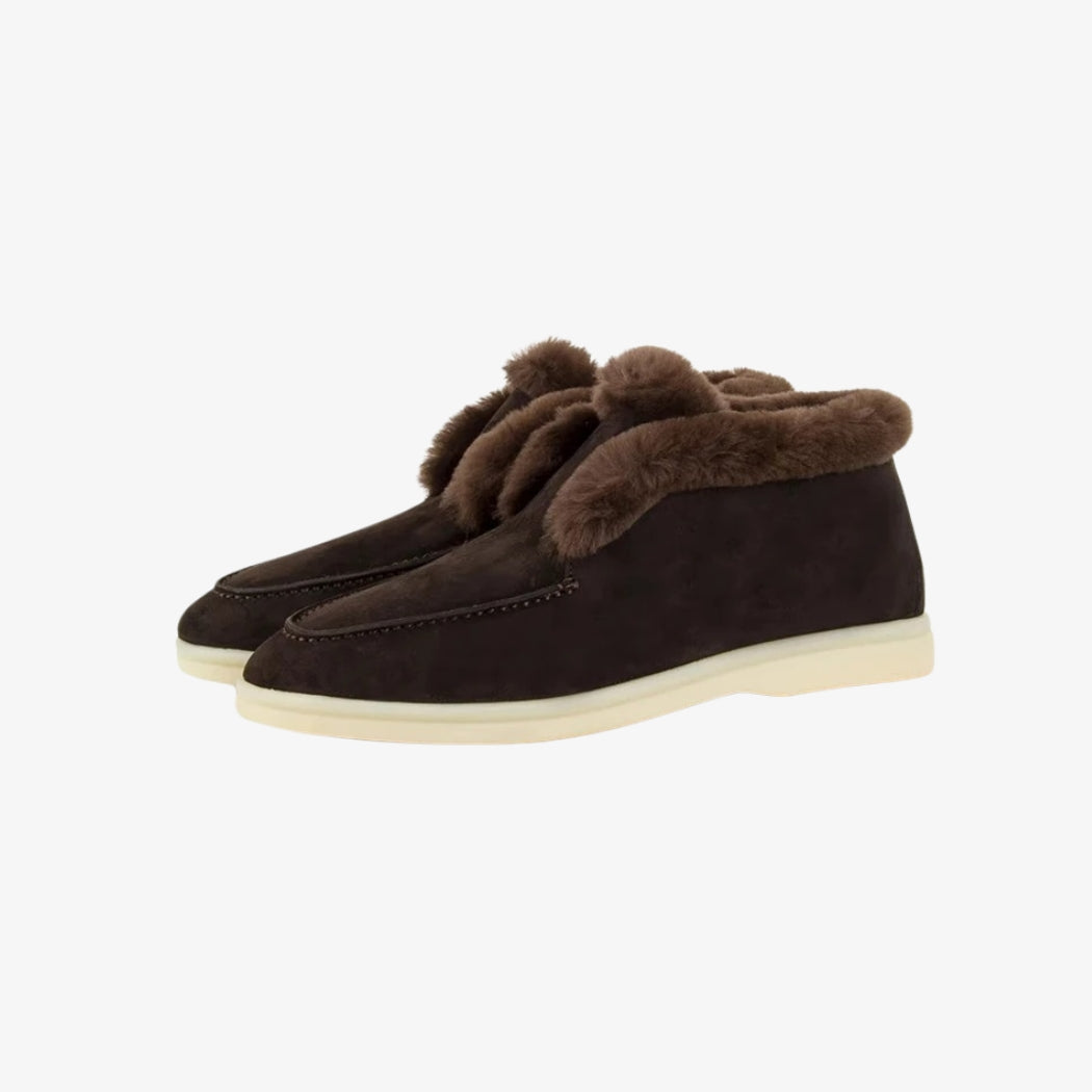 Mocasines de ante marrones para mujer, forrados con pelo sintético marrón para una comodidad y un calor excepcionales. Este calzado de caña alta tiene un diseño sobrio con costuras vistas y una suela blanca gruesa para un look moderno y un buen agarre.