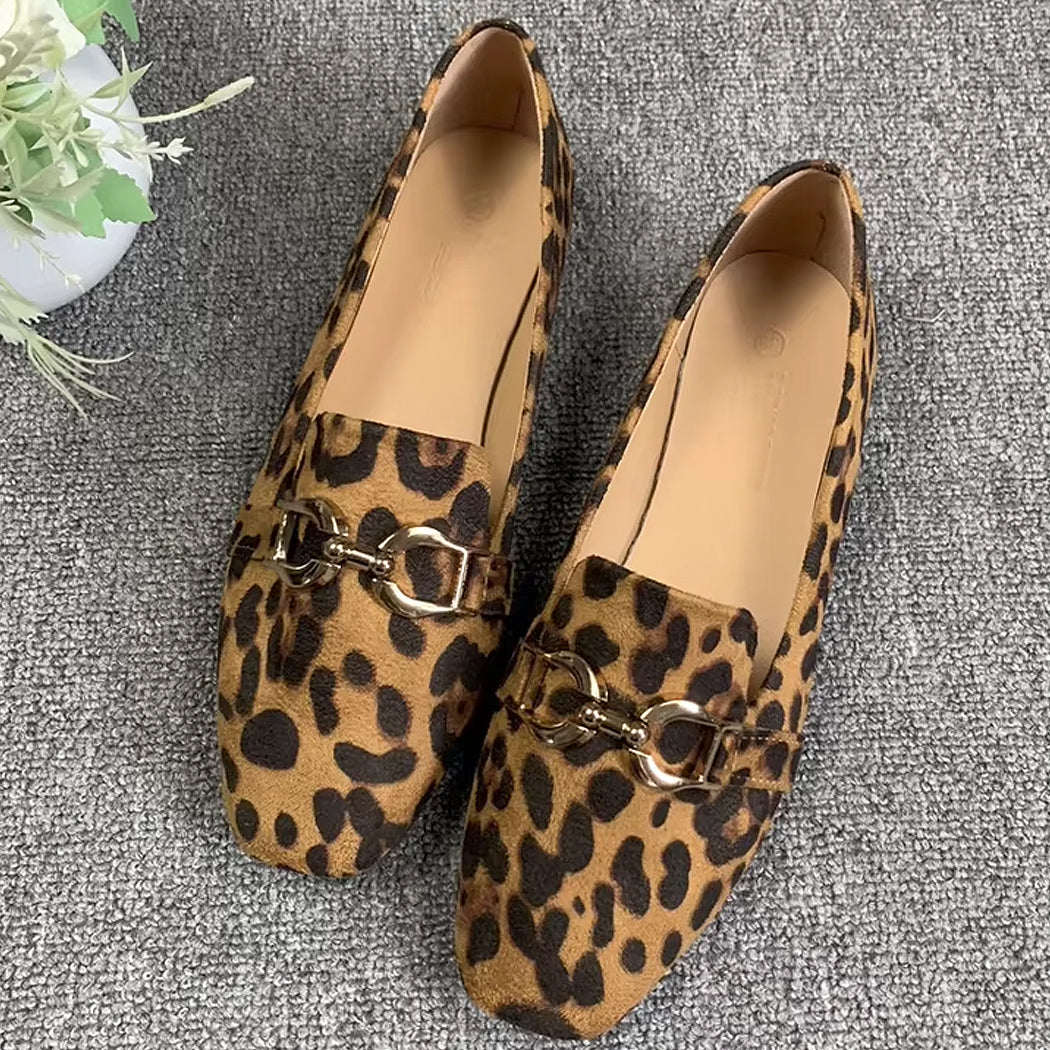 Mocasín leopardo y cadena mujer