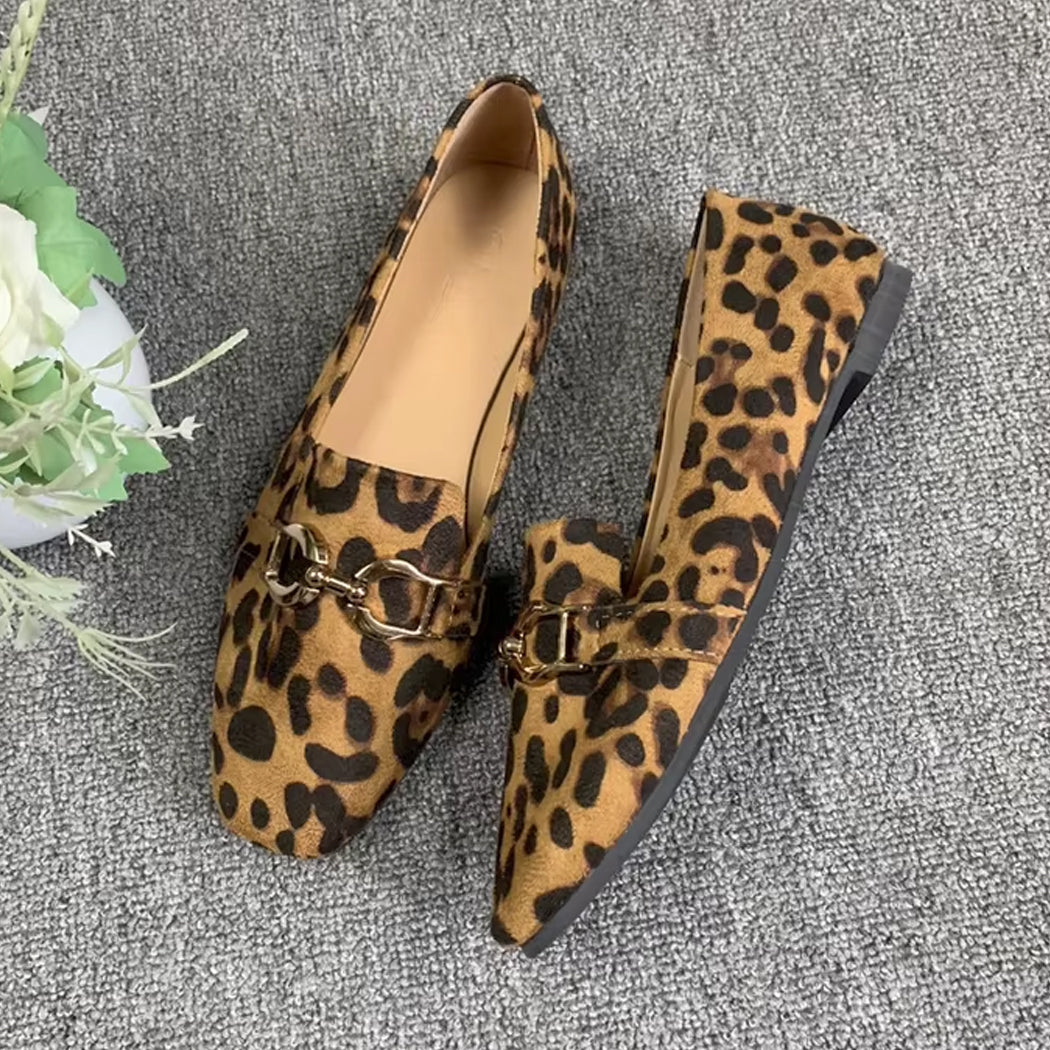 Mocasín leopardo y cadena mujer