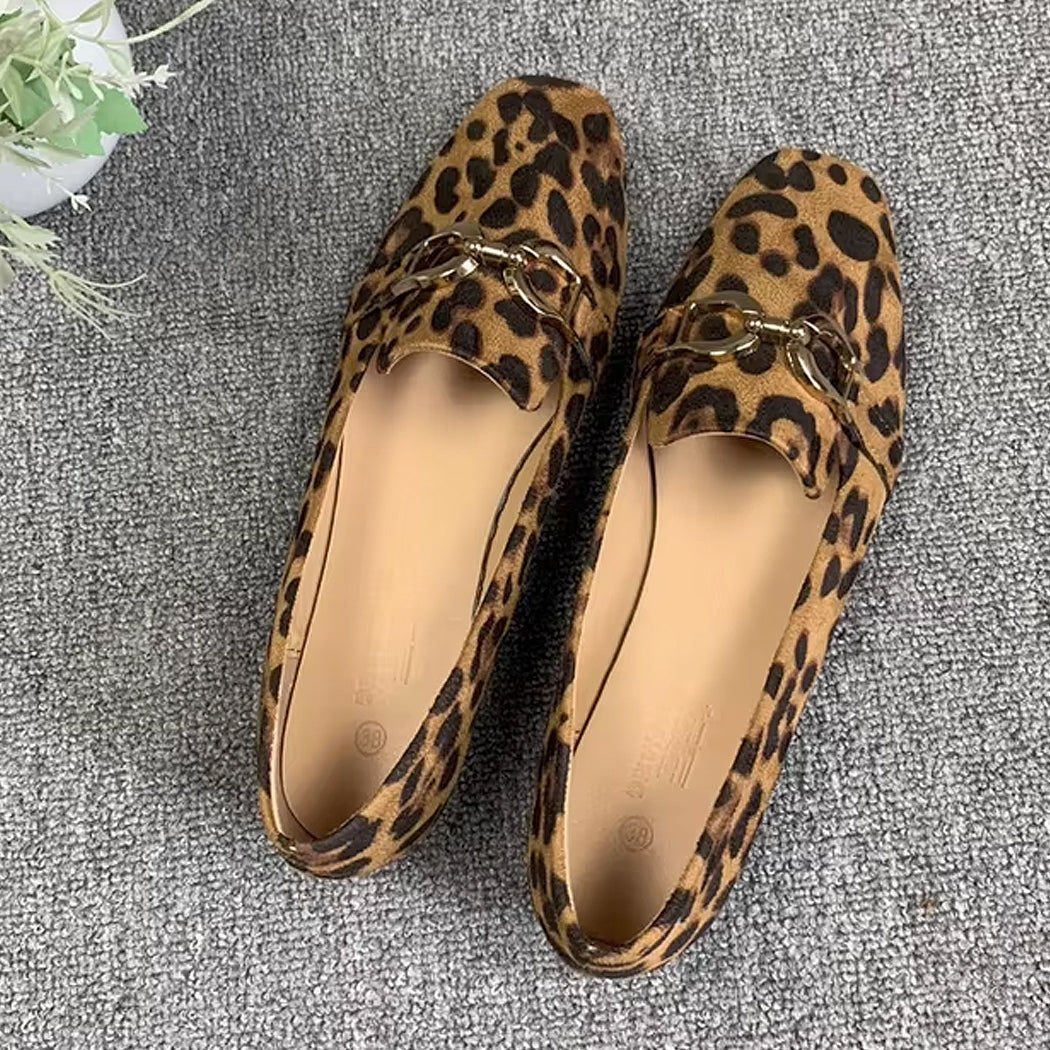 Mocasín leopardo y cadena mujer
