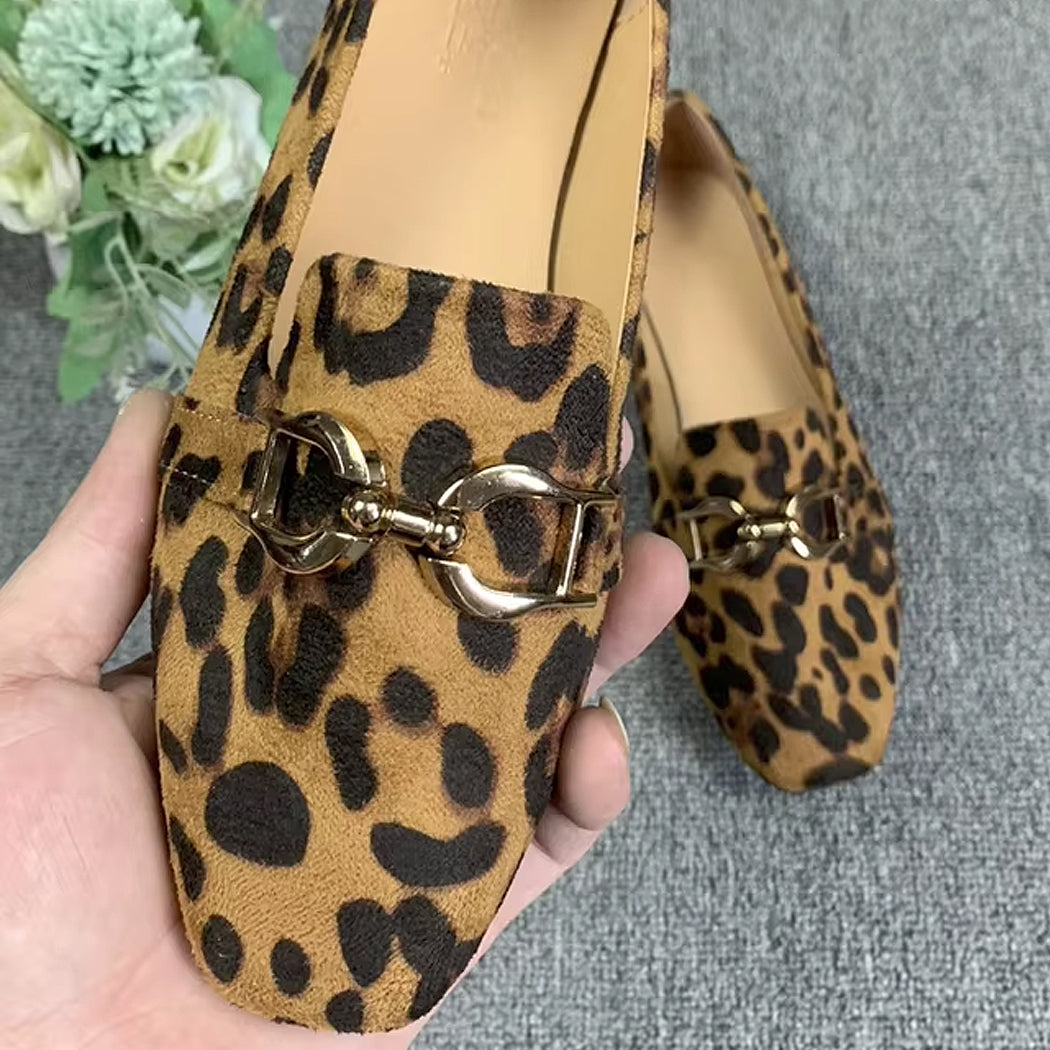 Mocasín leopardo y cadena mujer