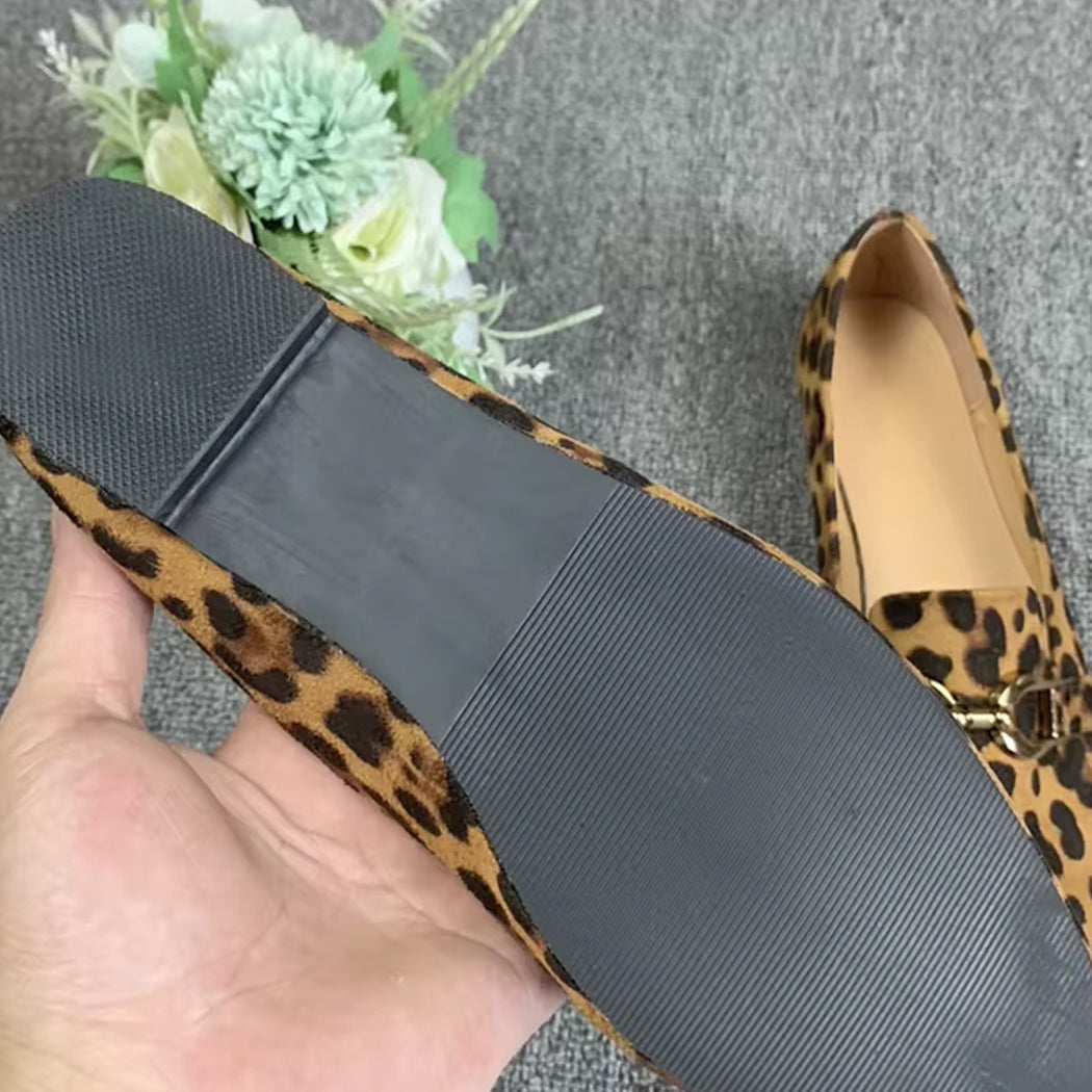 Mocasín leopardo y cadena mujer