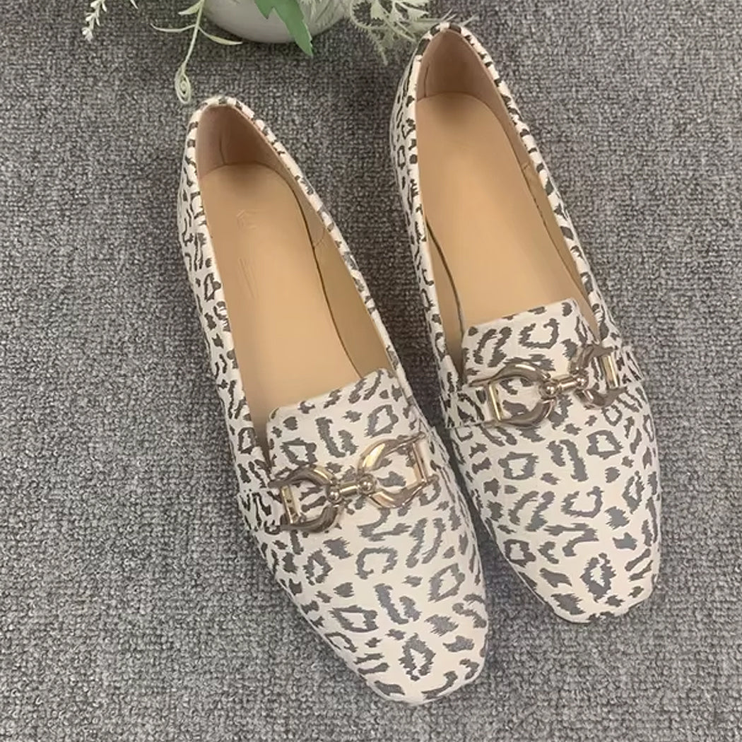 Mocasín leopardo y cadena mujer