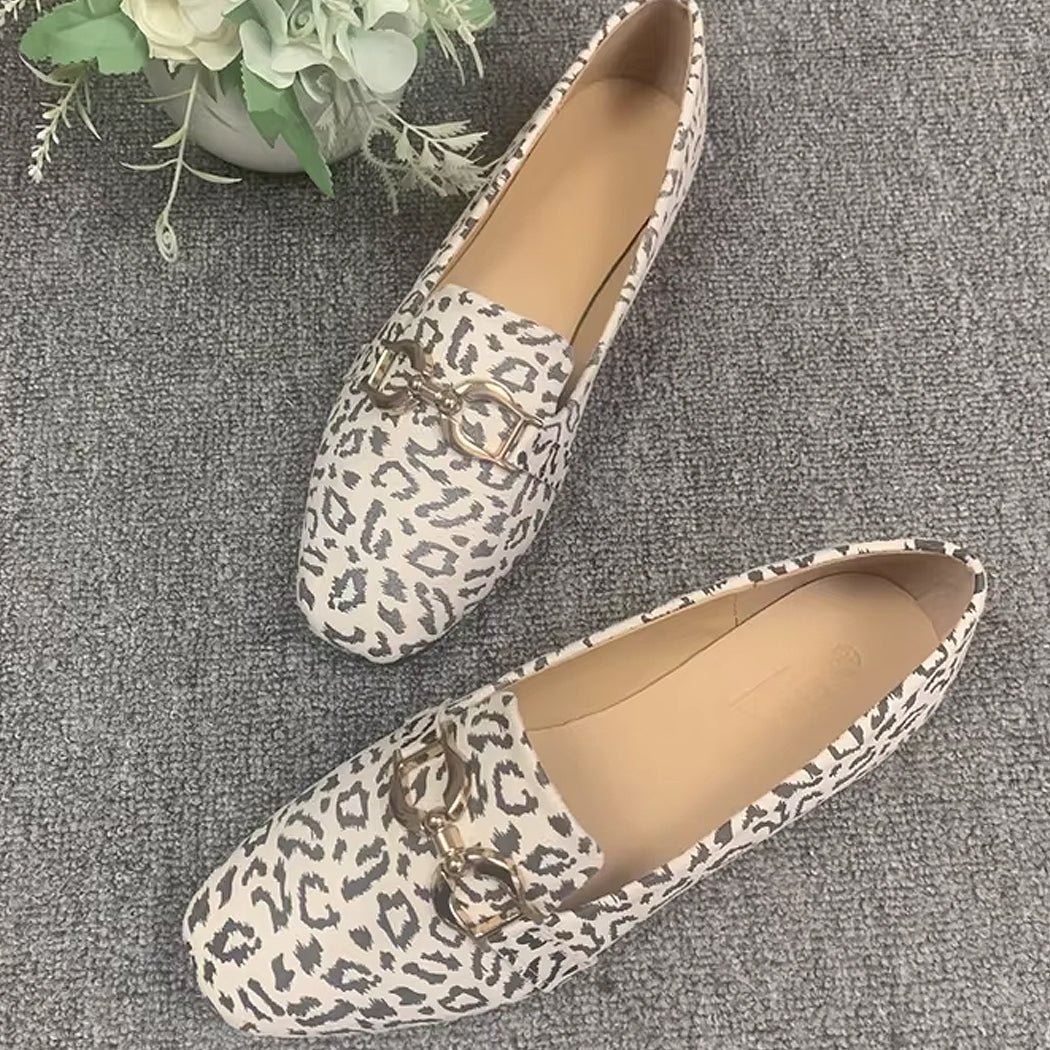 Mocasín leopardo y cadena mujer