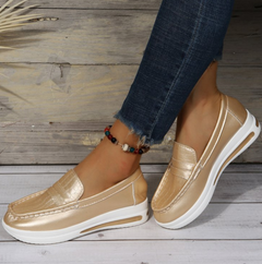 Mocasines con plataforma tipo zapatillas con detalles brillantes, Dorado