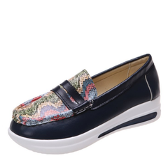 Mocasines con plataforma tipo zapatillas con detalles brillantes, Azul