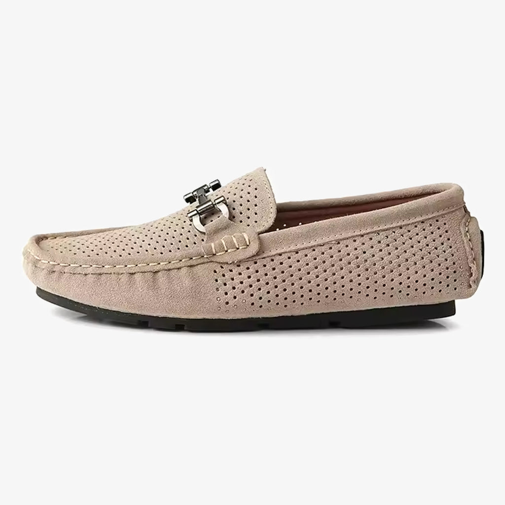 Foto de un mocasín náutico transpirable para hombre en ante beige visto de perfil sobre fondo blanco.