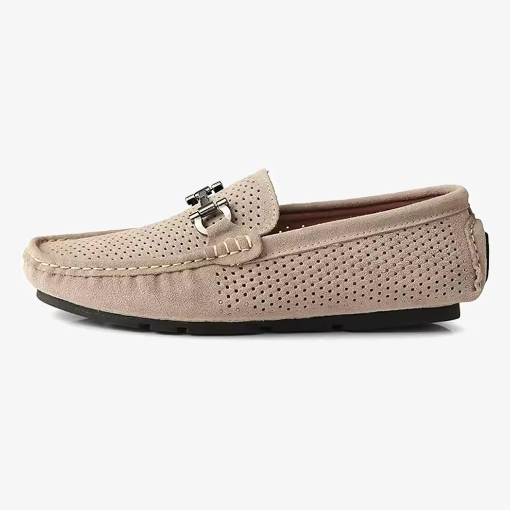 Foto de un mocasín náutico transpirable para hombre en ante beige visto de perfil sobre fondo blanco.