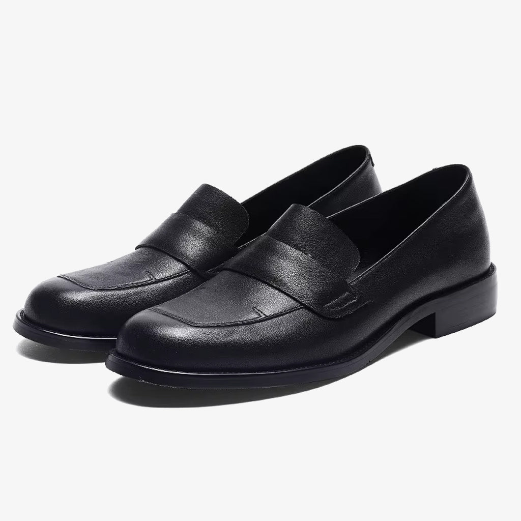 Par de mocasines clásicos negros y elegantes de piel para mujer