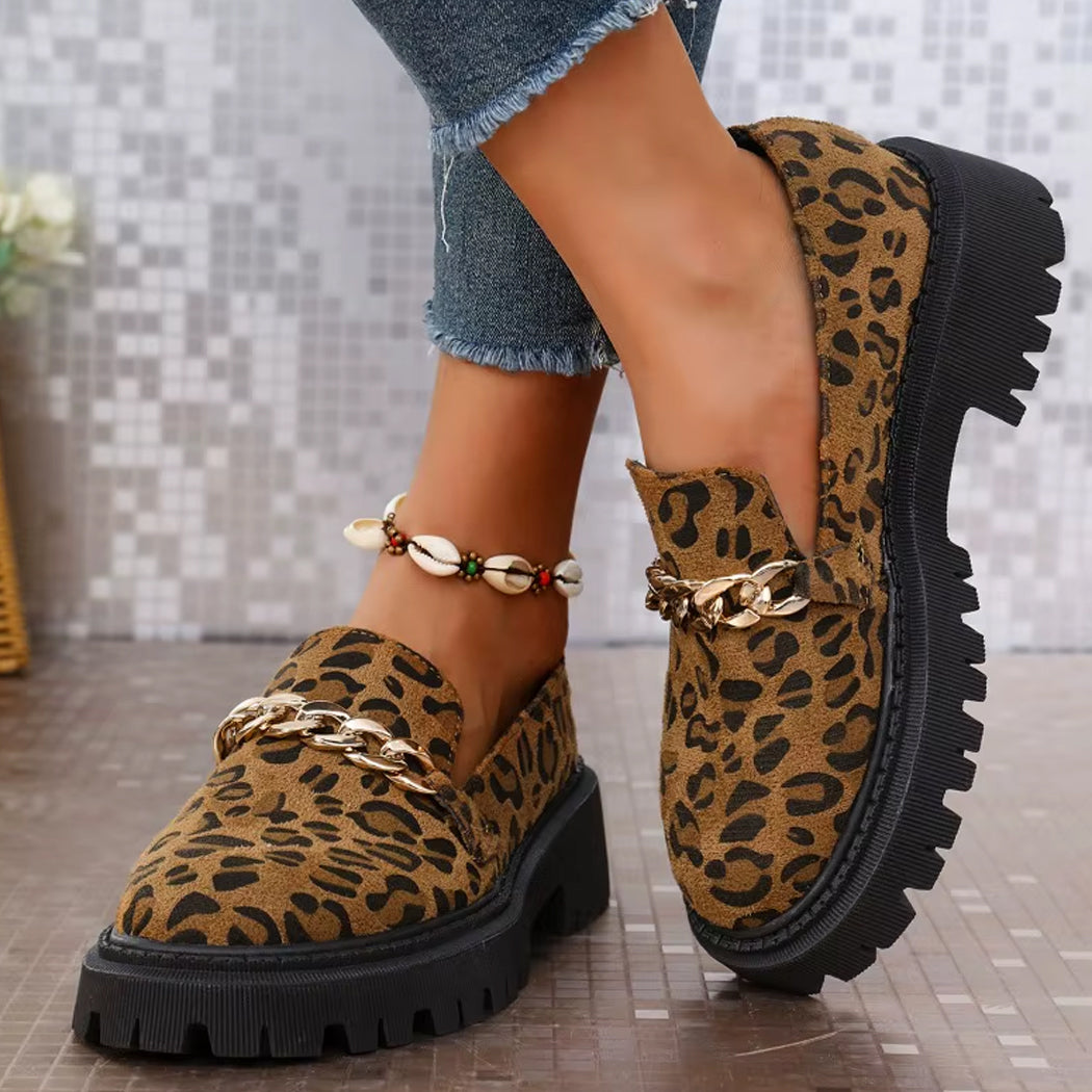 Mocasín leopardo de ante y cadena