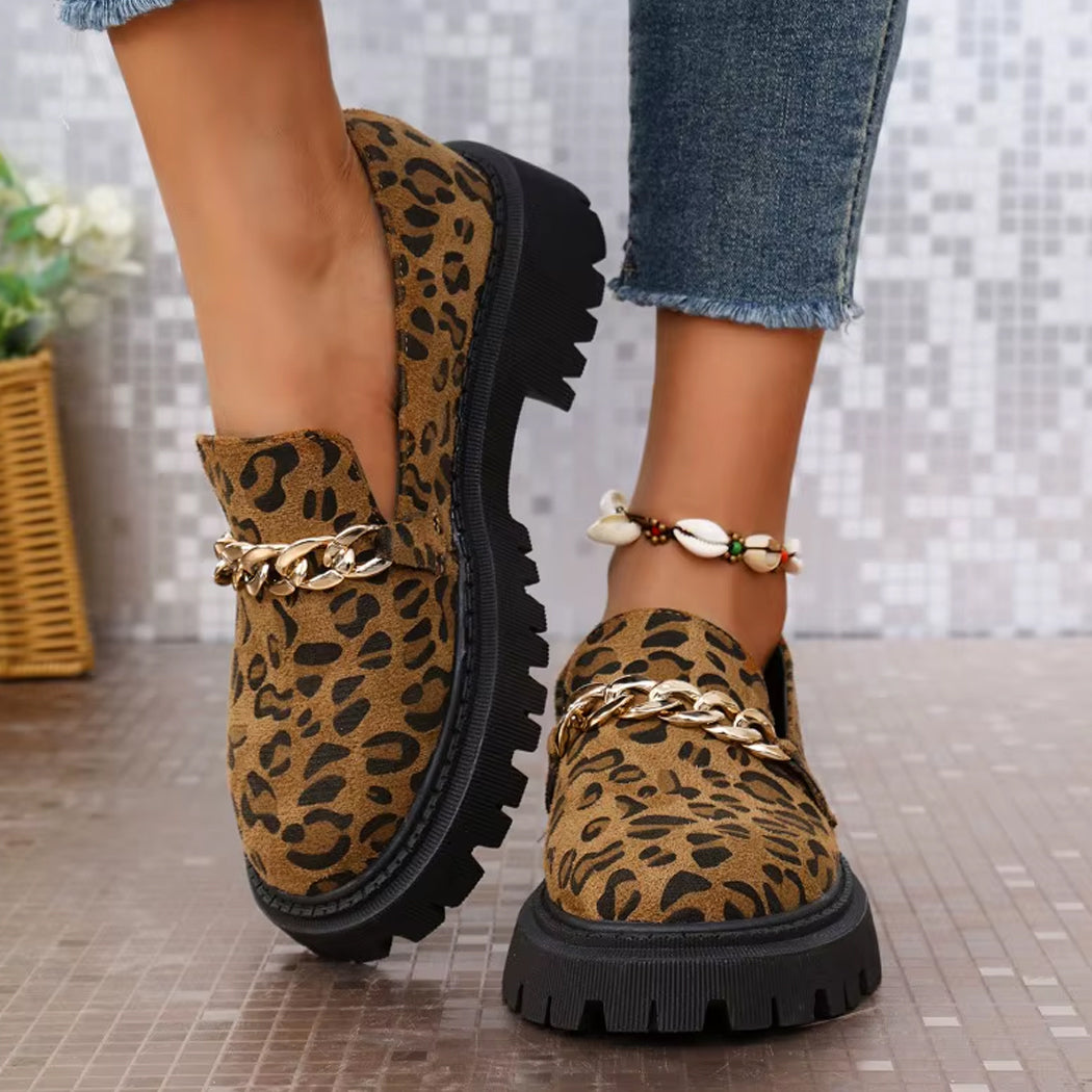 Mocasín leopardo de ante y cadena