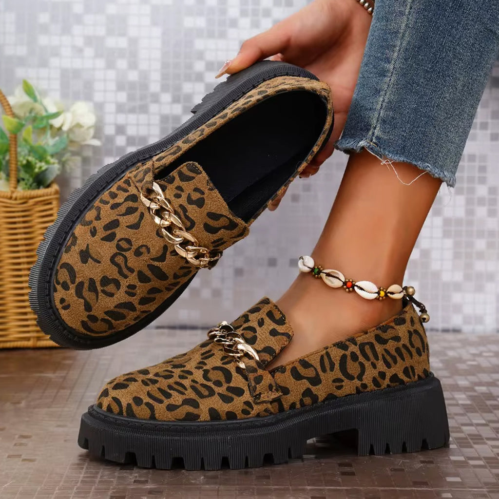 Mocasín leopardo de ante y cadena