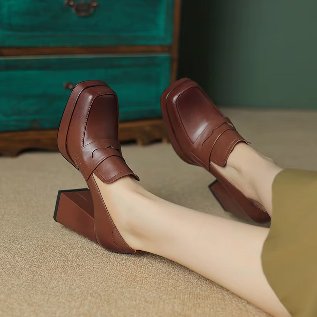 Mocasín de tacón en piel para mujer