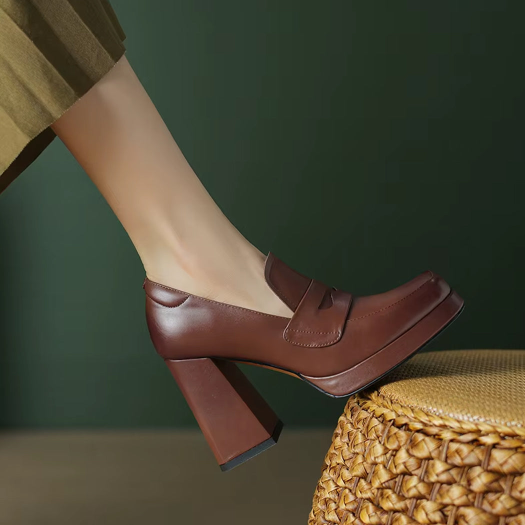 Mocasín de tacón en piel para mujer