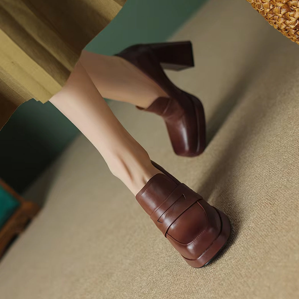 Mocasín de tacón en piel para mujer