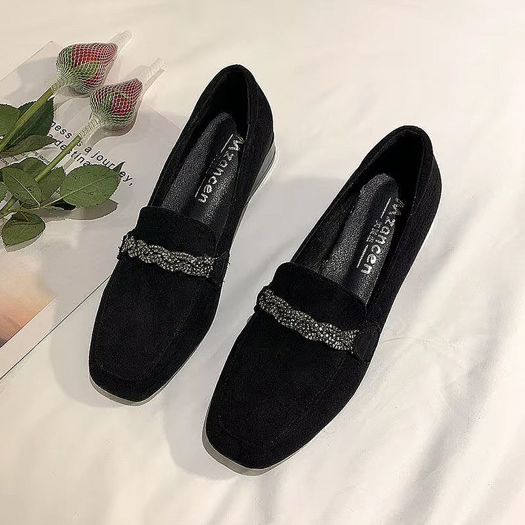 Mocasín de ante elegante con cadena de estrás