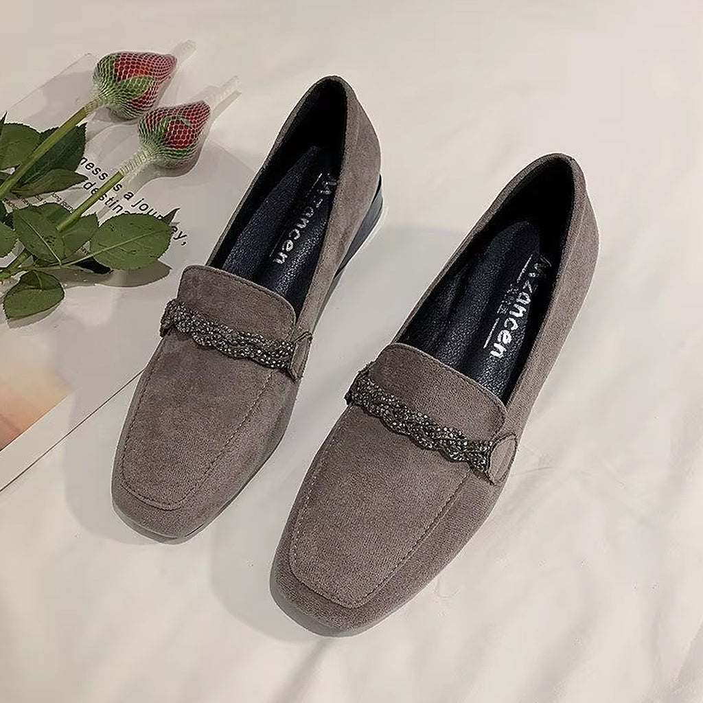 Mocasín de ante elegante con cadena de estrás
