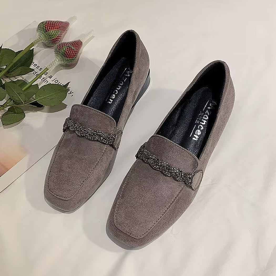 Mocasín de ante elegante con cadena de estrás