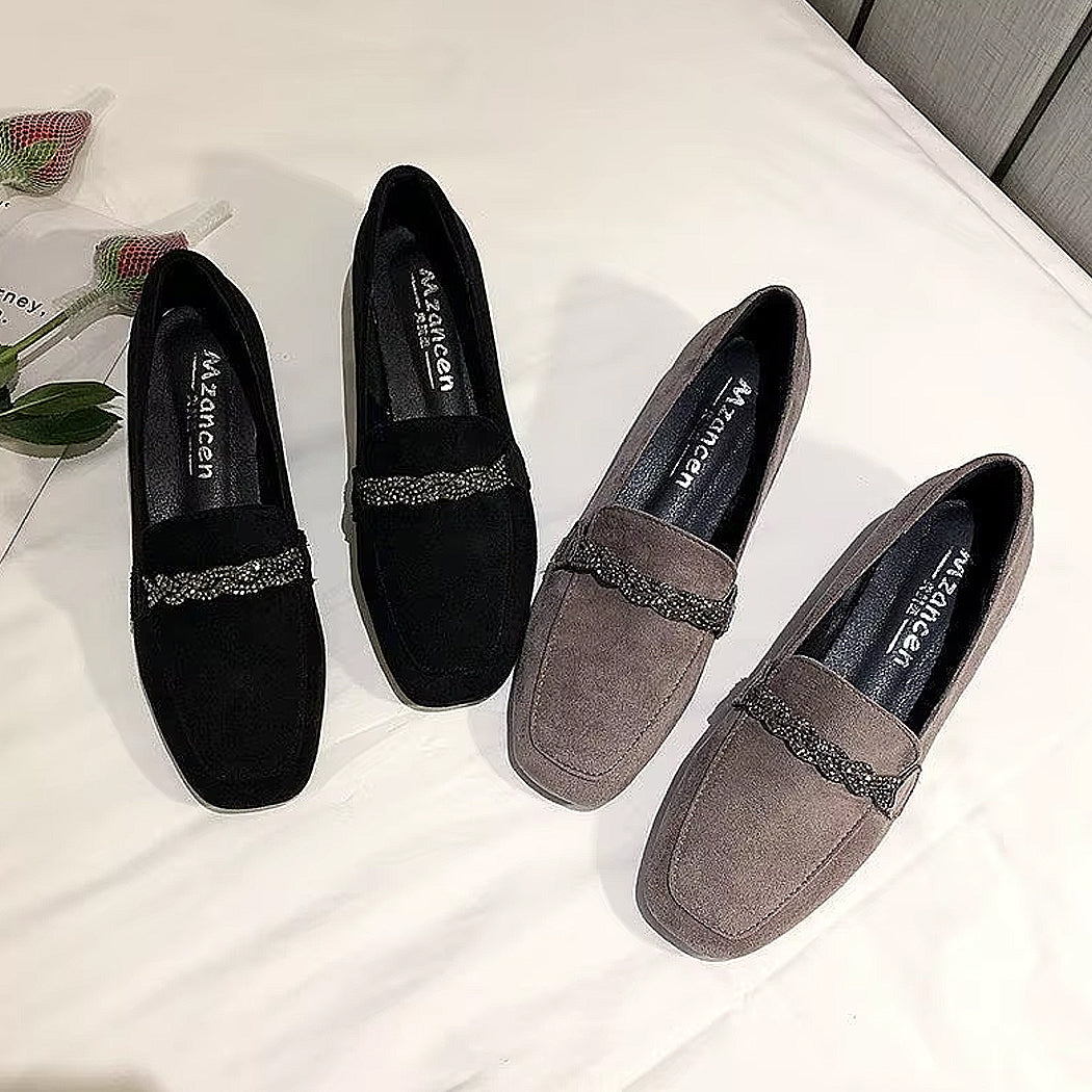 Mocasín de ante elegante con cadena de estrás