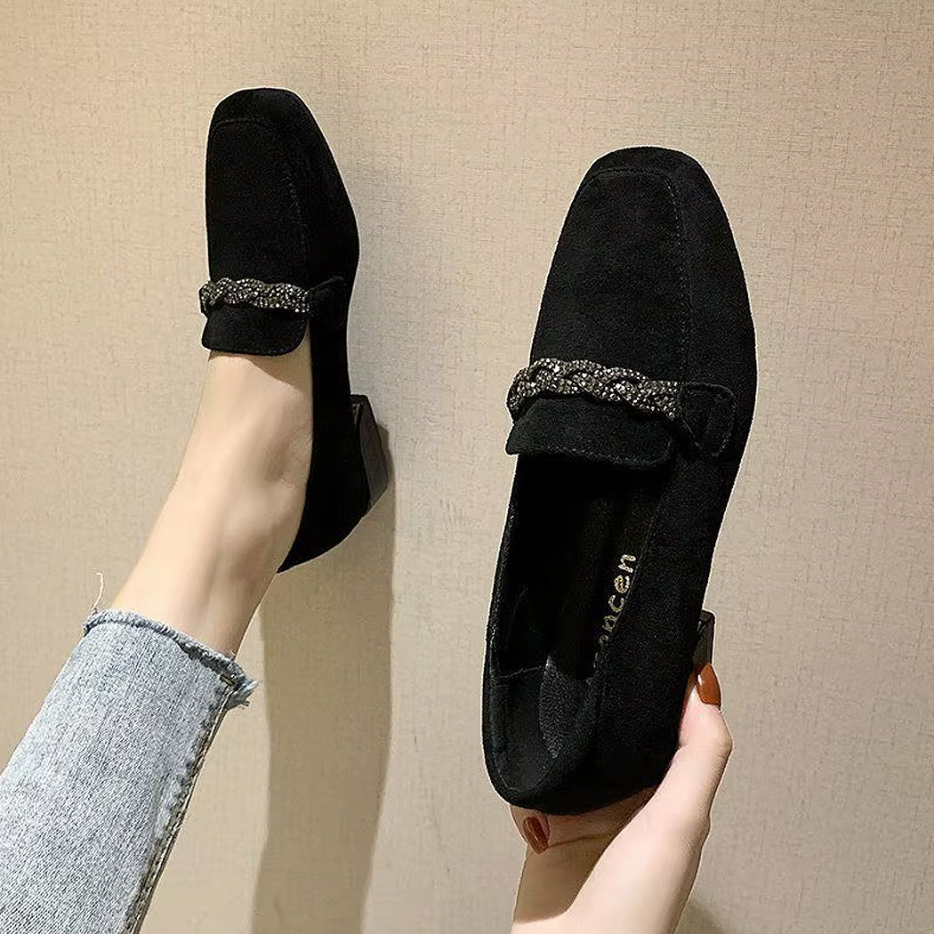 Mocasín de ante elegante con cadena de estrás