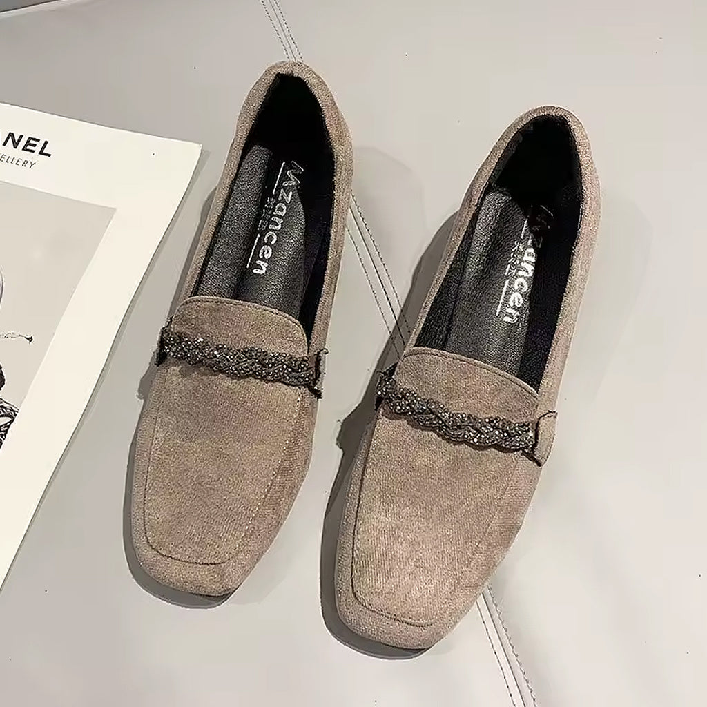 Mocasín de ante elegante con cadena de estrás