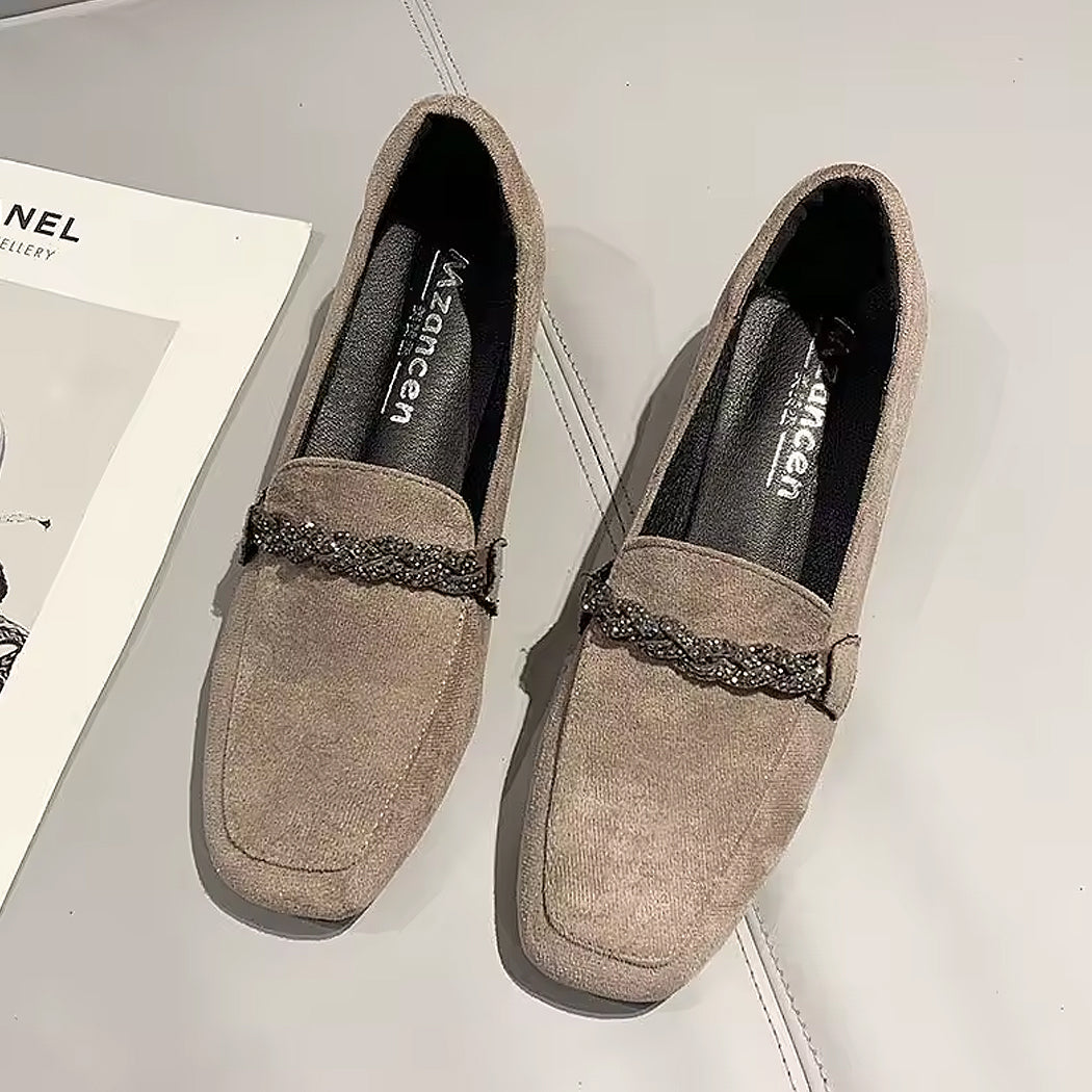 Mocasín de ante elegante con cadena de estrás