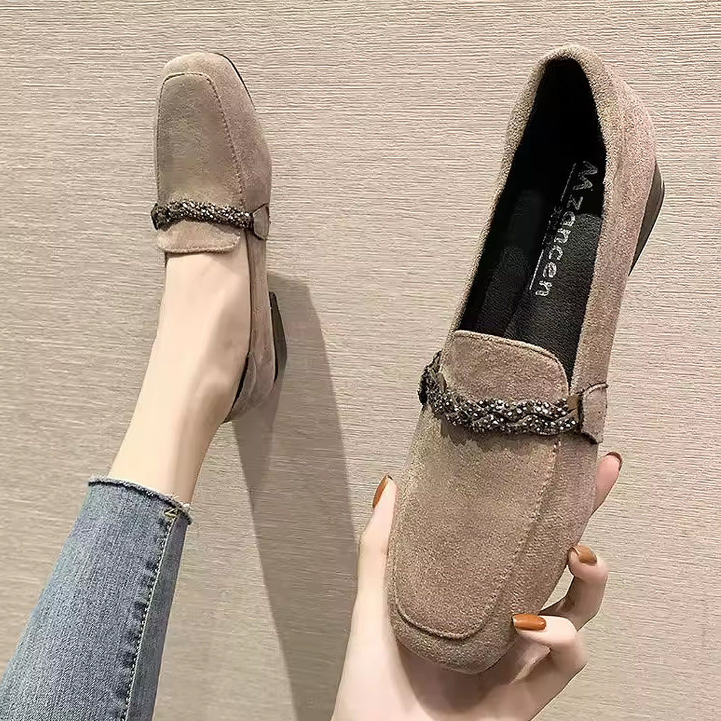 Mocasín de ante elegante con cadena de estrás