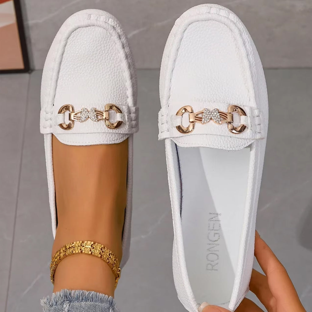 Mocasín casual con detalles de cadena y strass
