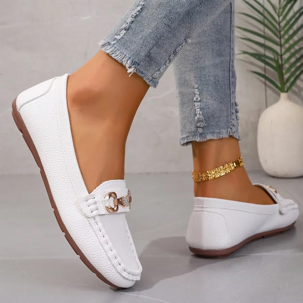 Mocasín casual con detalles de cadena y strass