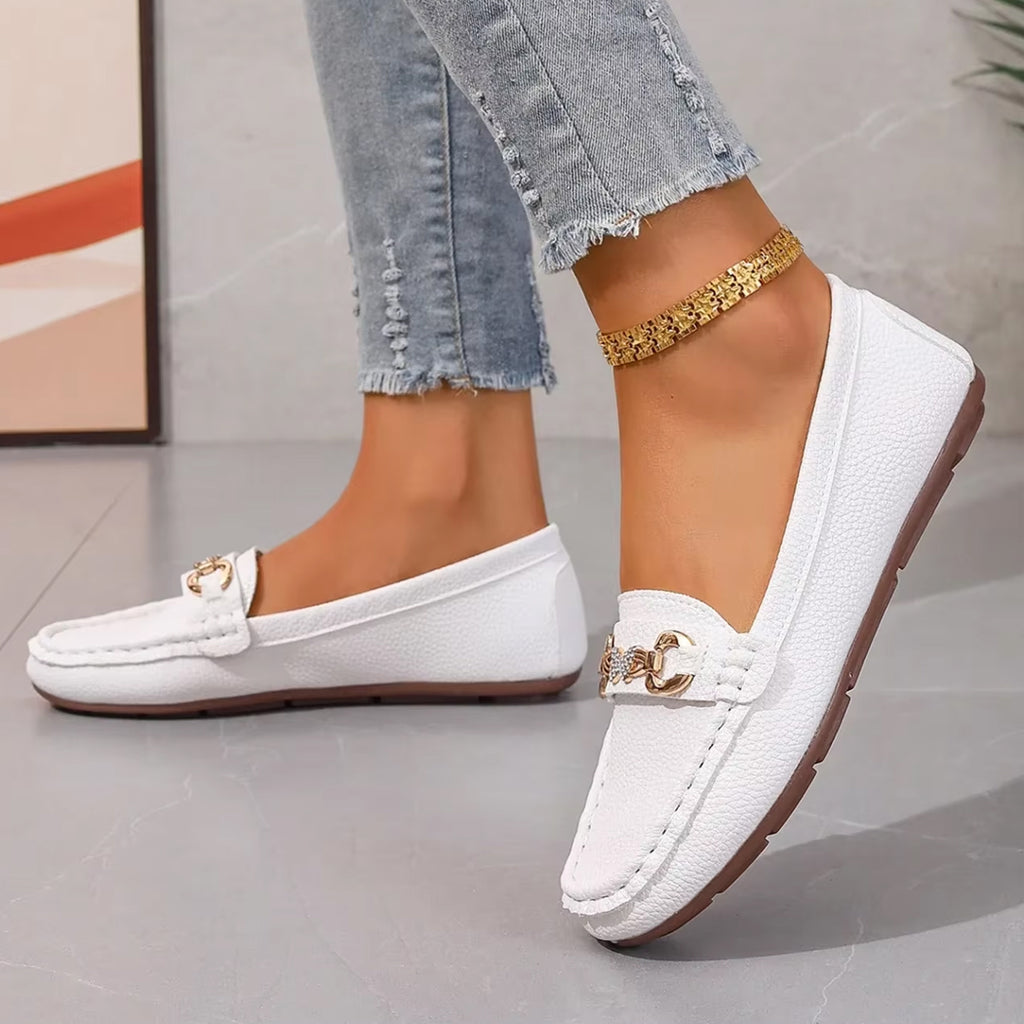 Mocasín casual con detalles de cadena y strass