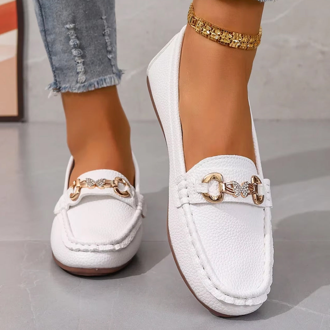 Mocasín casual con detalles de cadena y strass