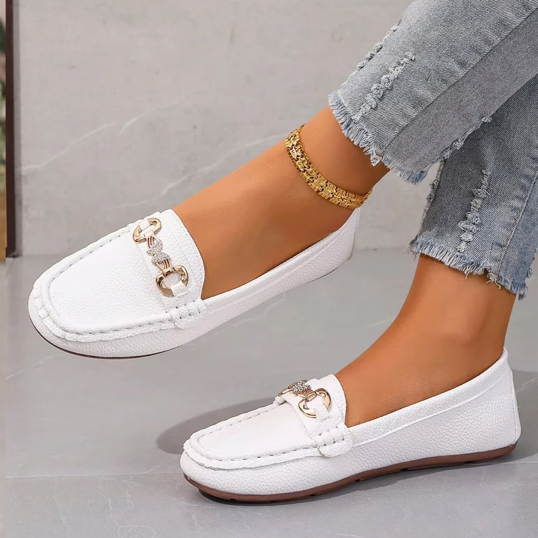 Mocasín casual con detalles de cadena y strass