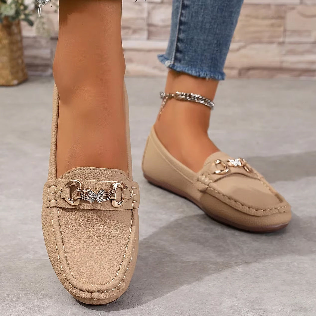 Mocasín casual con detalles de cadena y strass