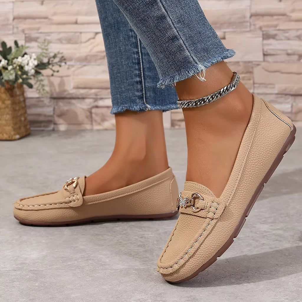 Mocasín casual con detalles de cadena y strass
