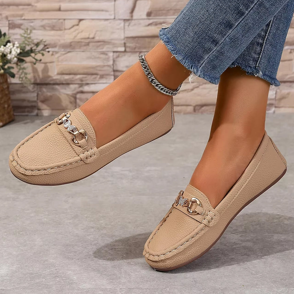 Mocasín casual con detalles de cadena y strass