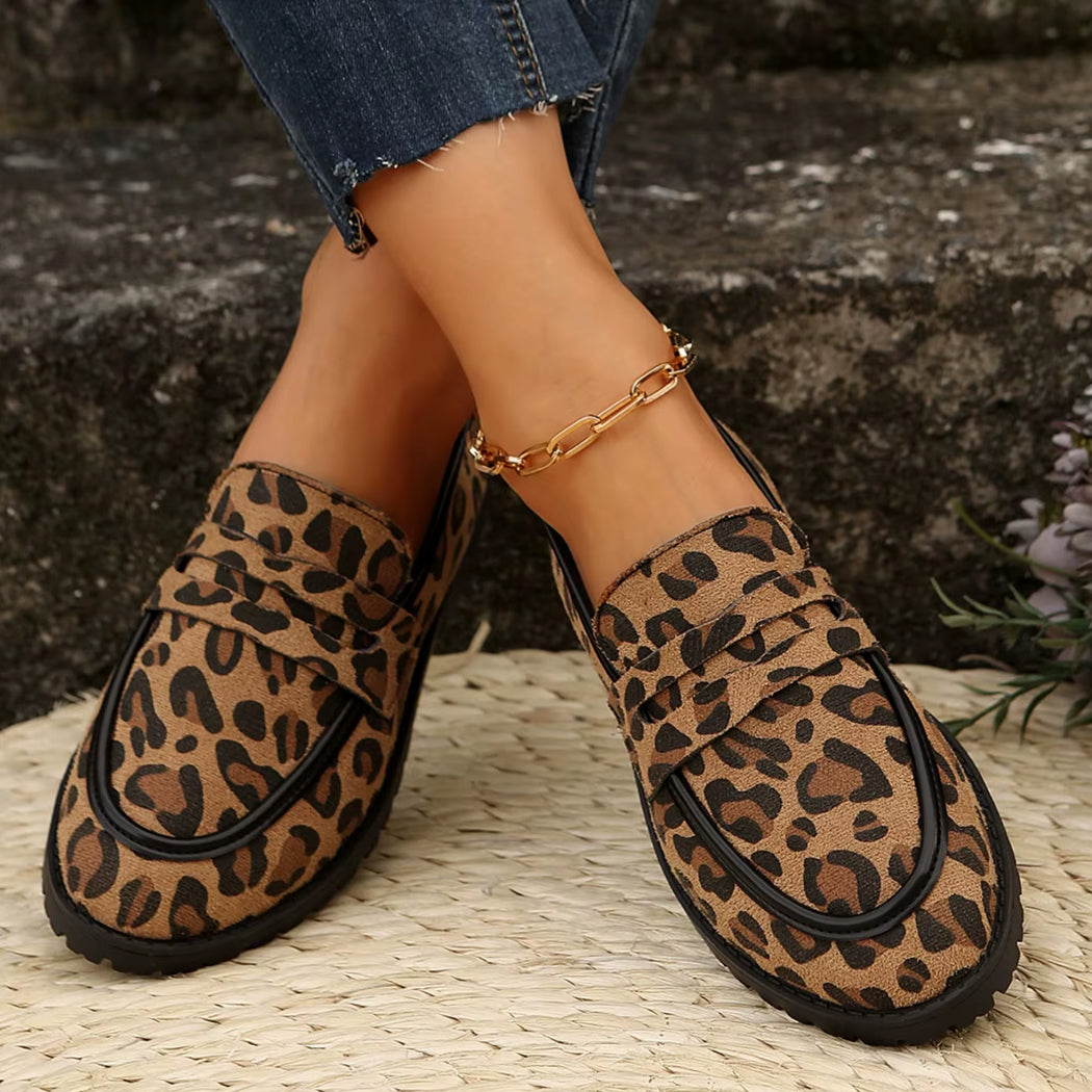 Mocasín leopardo con tacón