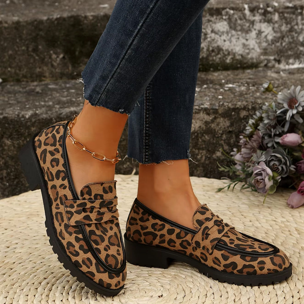 Mocasín leopardo con tacón