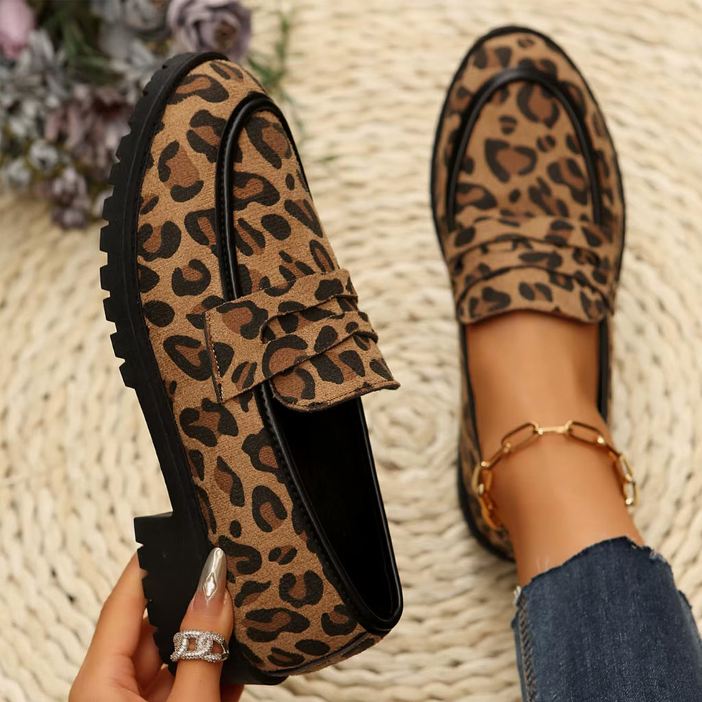 Mocasín leopardo con tacón
