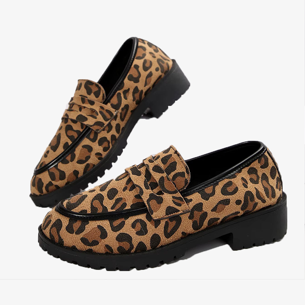 Par de mocasines con tacón de leopardo sobre fondo blanco
