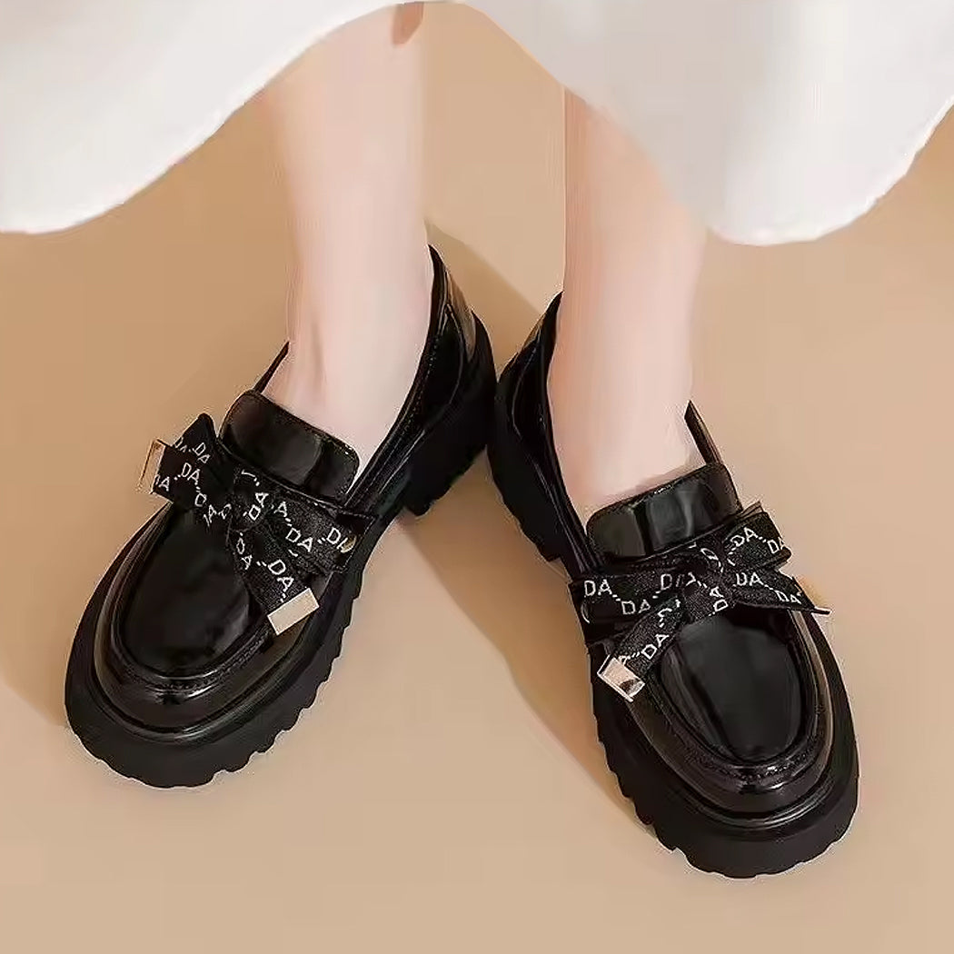 Mocasín plataforma negro con lazo para mujer